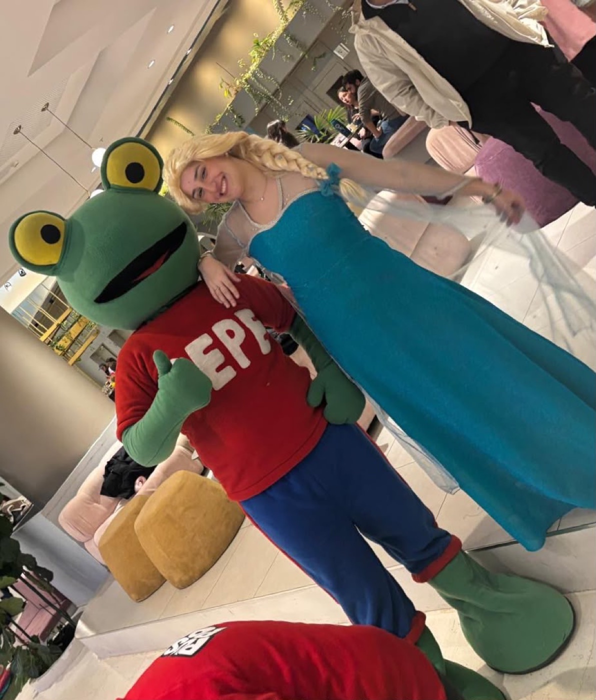 Elsa y Sapo Pepe