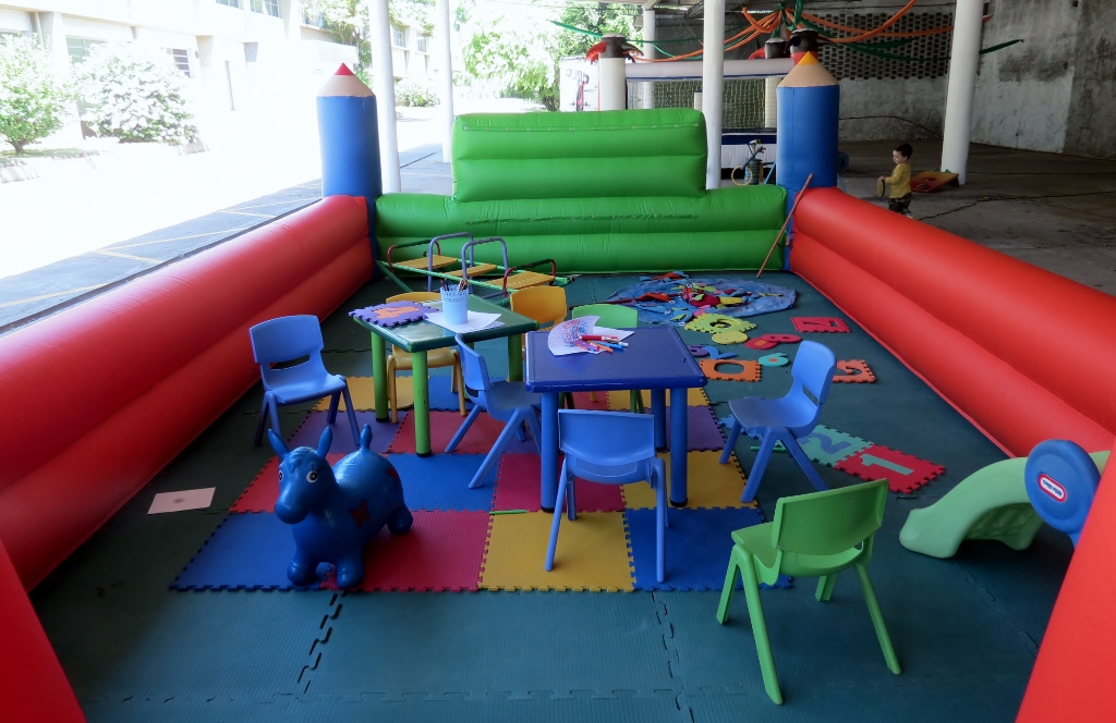 Plaza de juegos con perimetro inflable